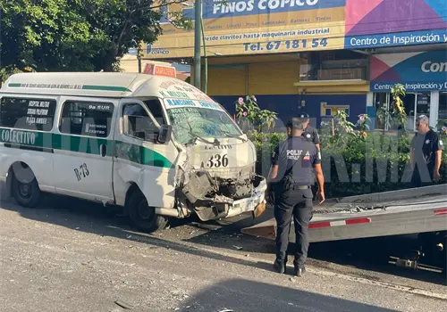 Colectivazo deja a tres pasajeros lesionados Colectivazo deja a tres pasajeros lesionados
