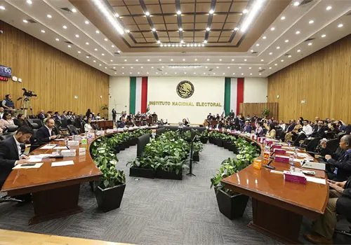 Afirma Taddei que se queda al frente del INE