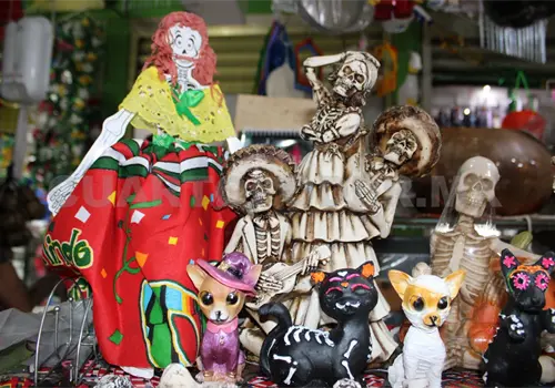 Mercados tuxtlecos se visten de Día de Muertos