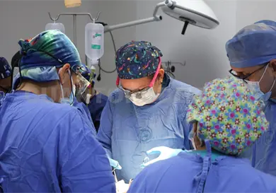 Exitoso trasplante renal de padre a hijo