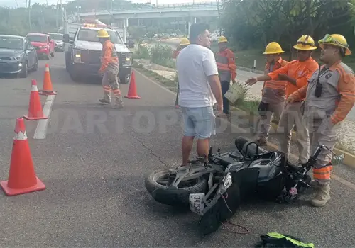 Derrapan en una motocicleta y quedan malheridos