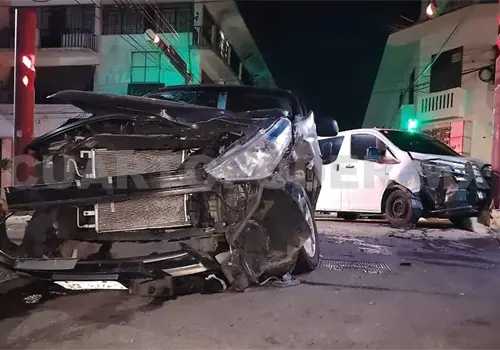 Semaforazo en cruce entre sedán y furgoneta