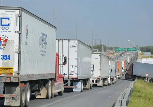 Mantienen paro nacional de transportistas