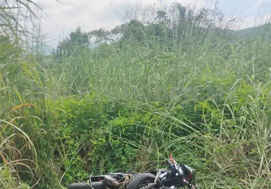 Derrape fatal: muere motorista en carretera Derrape fatal: muere motorista en carretera