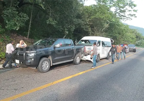 Colectivo estampa por detrás a una pick up