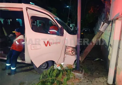 Urvan derriba poste al perder el control