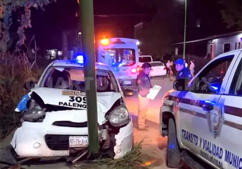 Taxista ebrio embiste a luminaria y a un poste