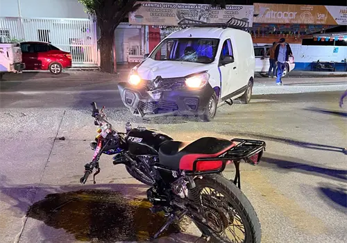 Moto impacta a furgoneta; uno fue hospitalizado