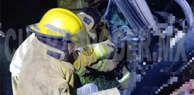 Fatal carambola de tres; un vehículo destrozado Fatal carambola de tres; un vehículo destrozado