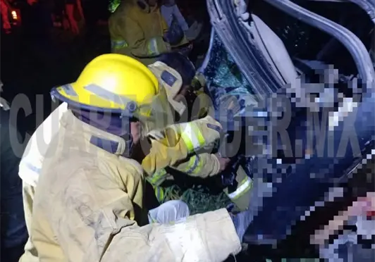 Fatal carambola de tres; un vehículo destrozado