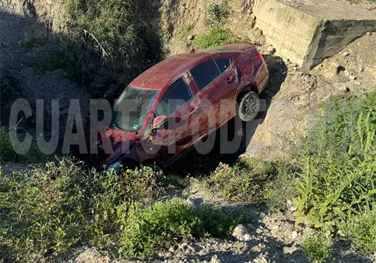 Pierde el control y cae dentro de canal pluvial