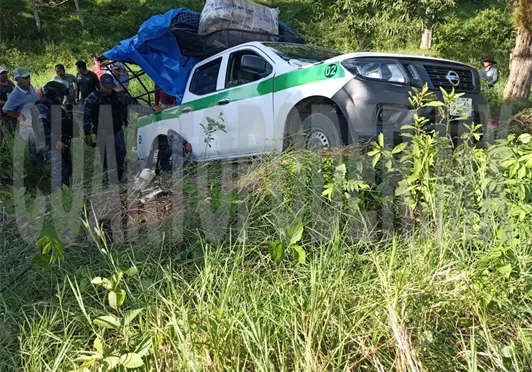 Transporte foráneo se desbarranca; tres heridos