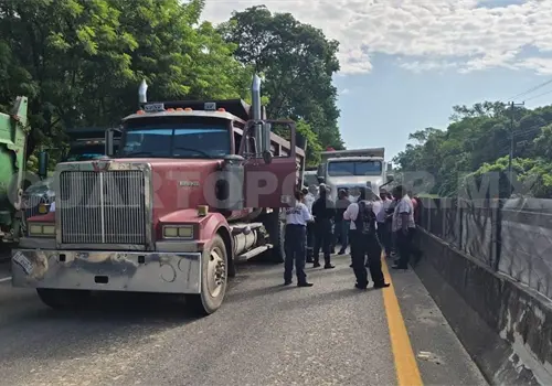 Bloquean volqueteros la carretera Costera Bloquean volqueteros la carretera Costera
