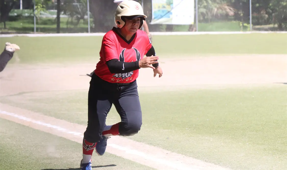 Avíos tomó la delantera en la gran final femenil de la Liga Municipal de Softbol de Tuxtla Gutiérrez. Diego Pérez/CP