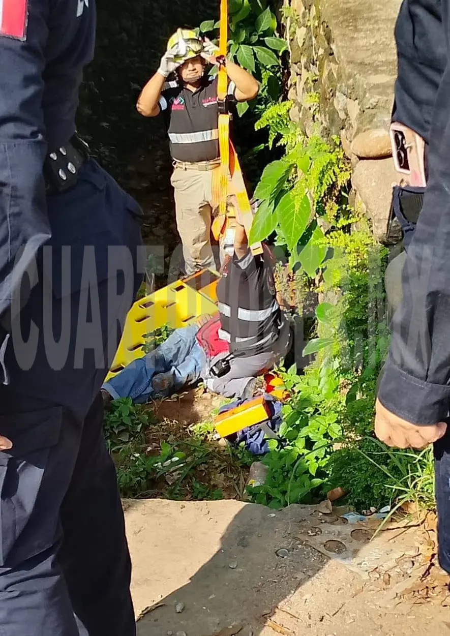 Queda inconsciente al caer en dren pluvial