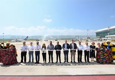 Eduardo Ram&iacute;rez inaugura ruta a&eacute;rea internacional