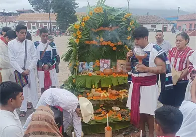 Realizan altares normalistas de la Canek