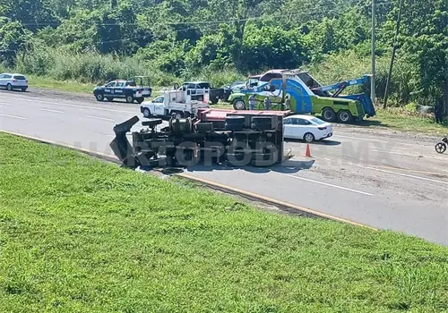 Vuelca volteo en peligrosa Curva del Diablo