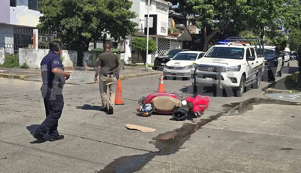 Chocan camioneta y moto; un lesionado, el saldo