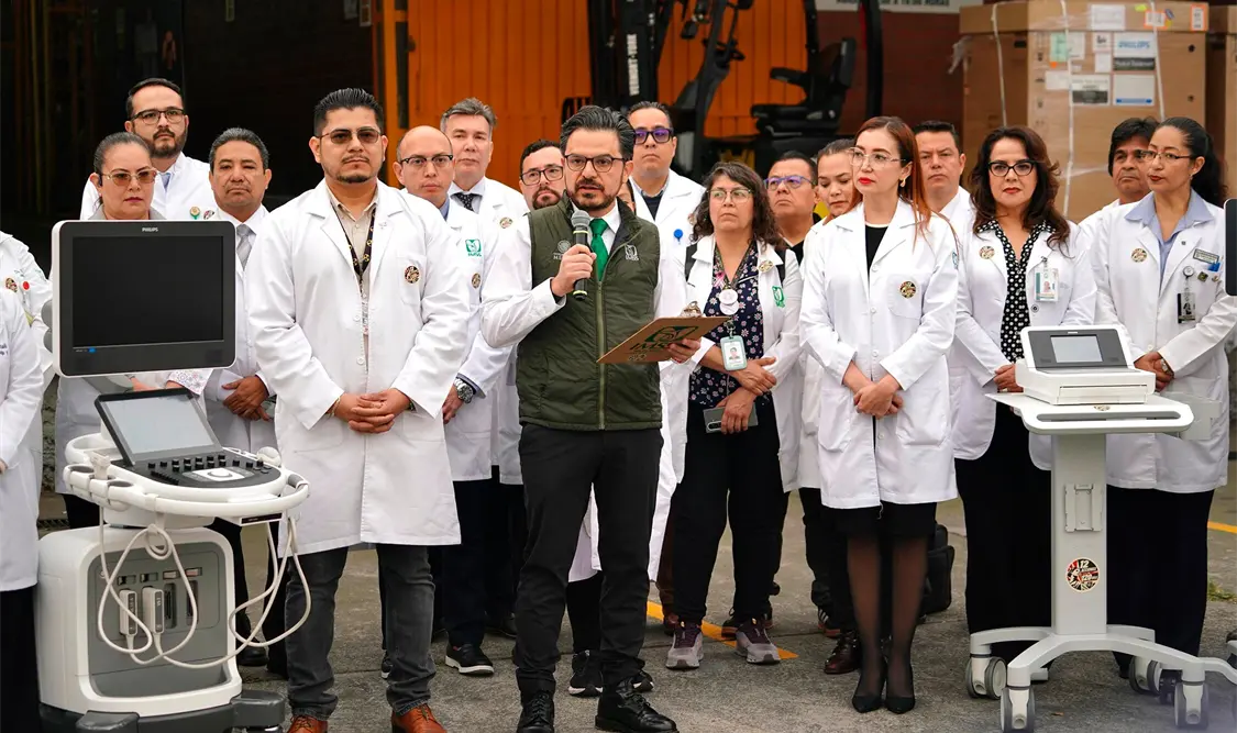 El director general del IMSS, Zoé Robledo Aburto, superviso la entrega de los aparatos especializados. Cortesía
